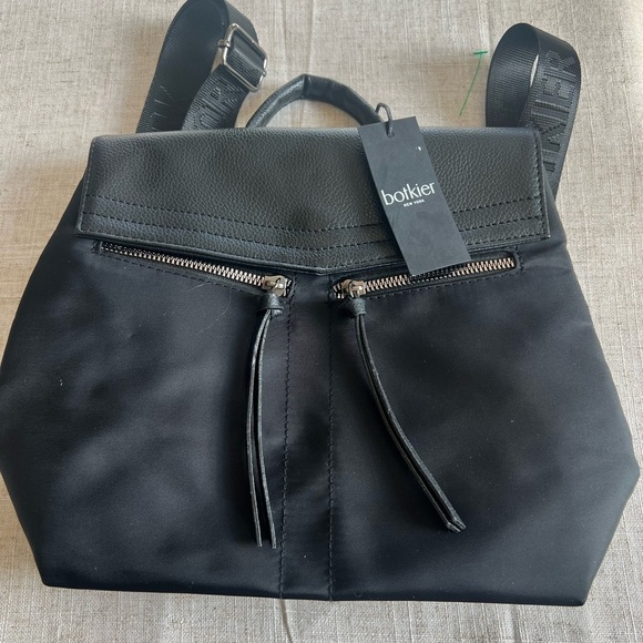 BOTKIER  NYLON TRAVEL CROSSBODY black NWT. Snap closure. Two front zippers - Picture 2 of 13